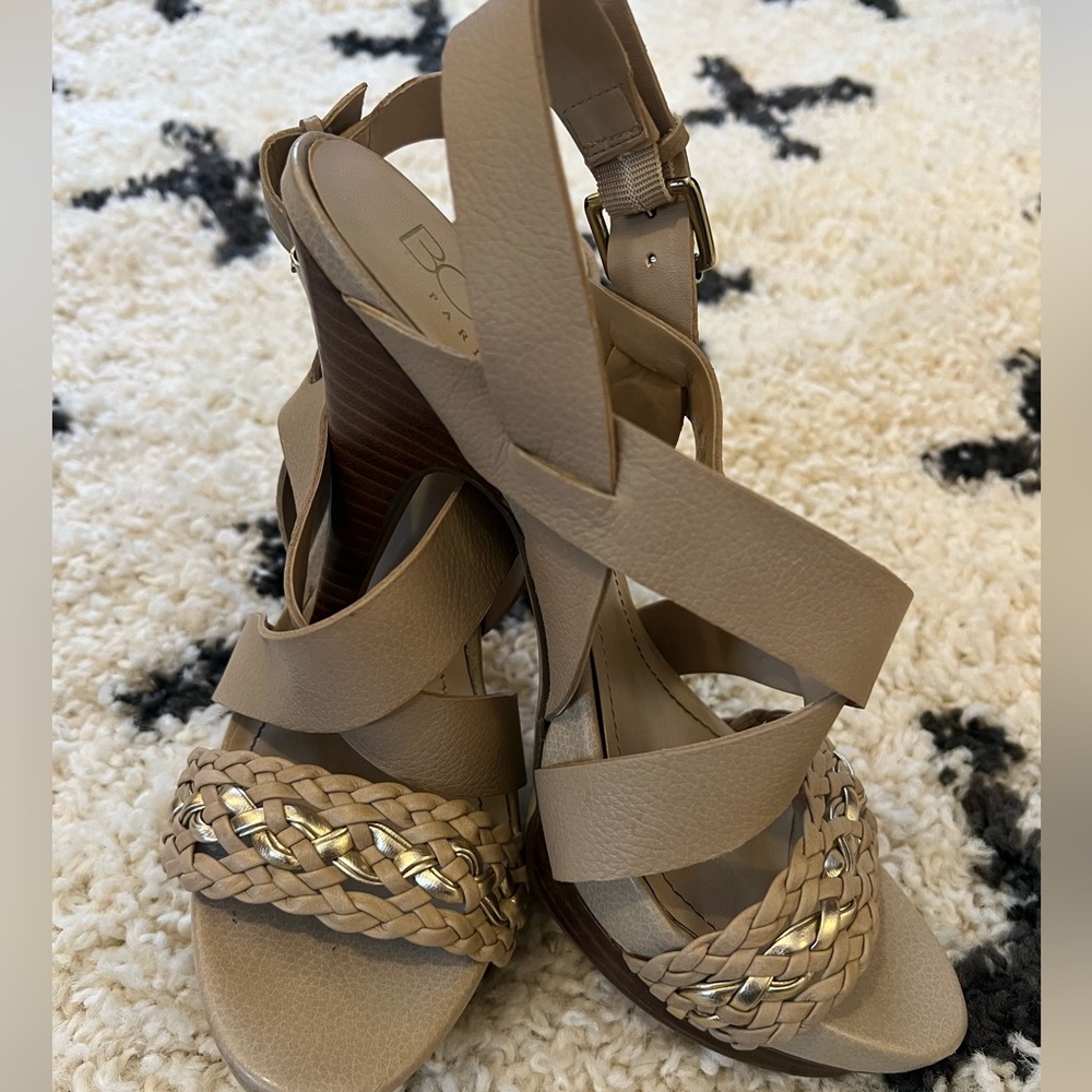 BCBG “Mochie” Sandal in Wheat – Size 9